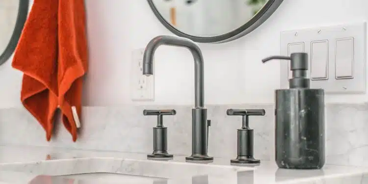 Eau chaude : comment régler le robinet pour éviter les brûlures ?